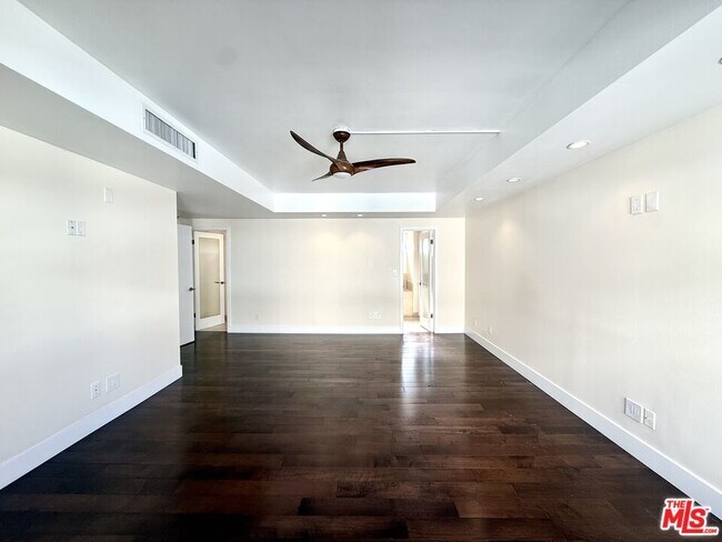 Building Photo - 121 S Palm Dr