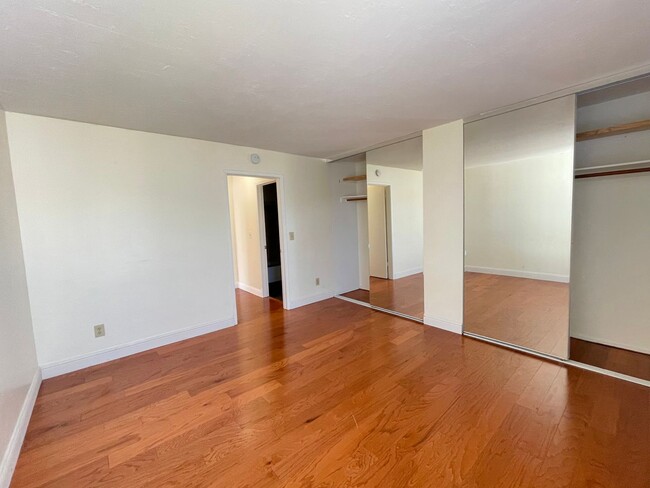 Building Photo - One bedroom Condo w/ Partial Water View Av...