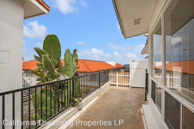 Building Photo - 520-524 Avenida Victoria