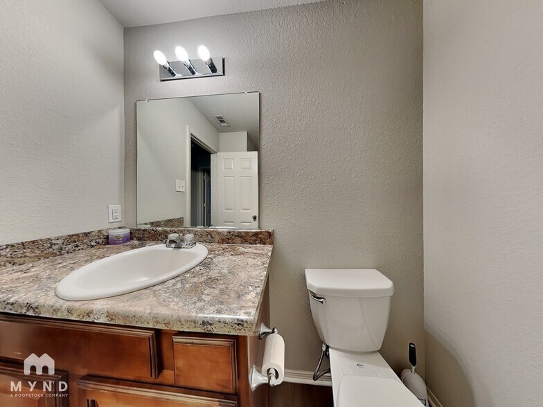 Building Photo - 940 Pinehurst Loop