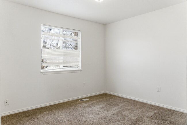 Building Photo - 464 E Center St