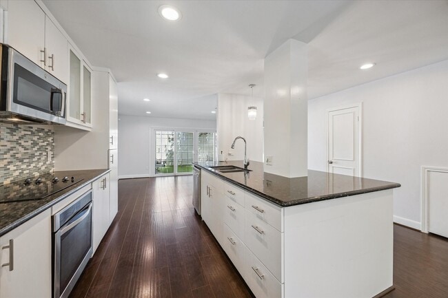 Building Photo - 671 N Post Oak Ln