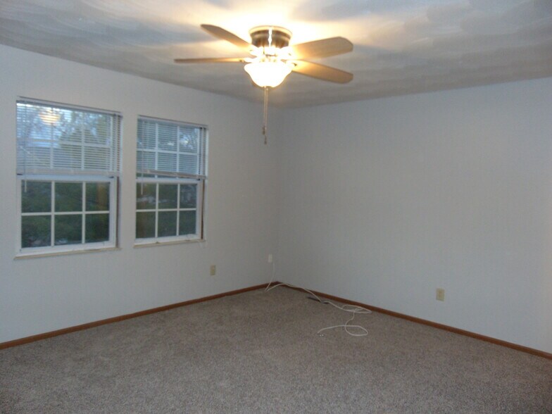 master bedroom - 7403 Mapleleaf Blvd