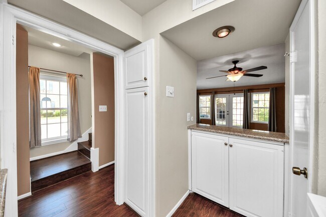 Building Photo - 6334 Chevy Chase Dr