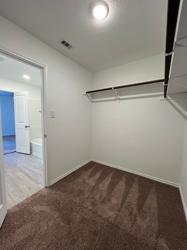 Building Photo - NEWER 4BDRM HOME IN LONDON ISD!