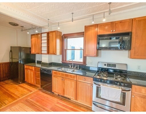 Building Photo - 37 Sargent St