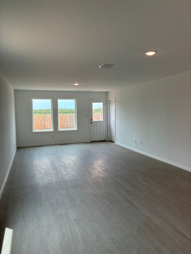 Building Photo - Charming 4 beds 2 baths in San Antonio!