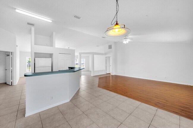 Building Photo - 446 SW S Quick Cir