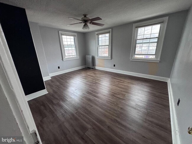 Building Photo - 25 E Main St