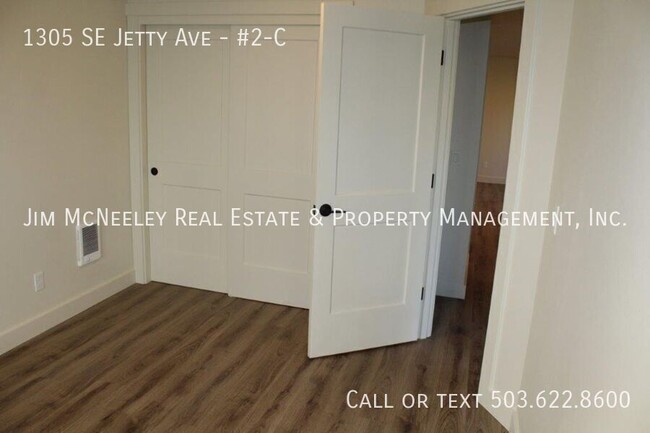 Building Photo - Upper level 2 bed/ 1 bath w/ 1 Assigned Pa...