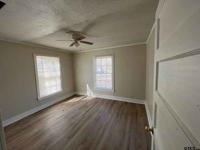 Building Photo - 2616 Oak Ln