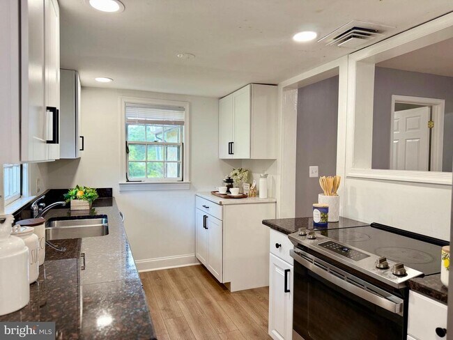 Building Photo - 5865 Websters Way