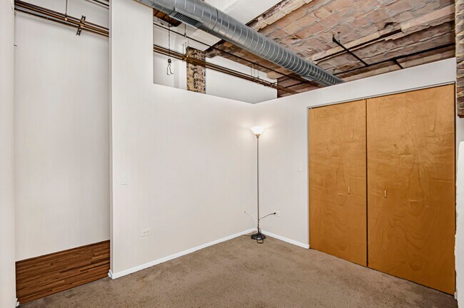 Building Photo - 1500 W Monroe St