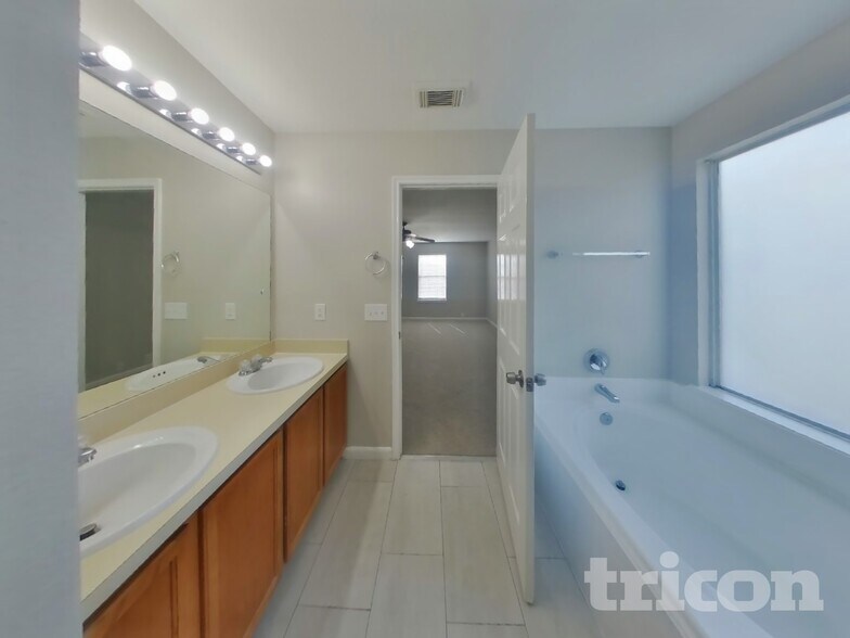 Building Photo - 2744 Woodspring Forest Dr