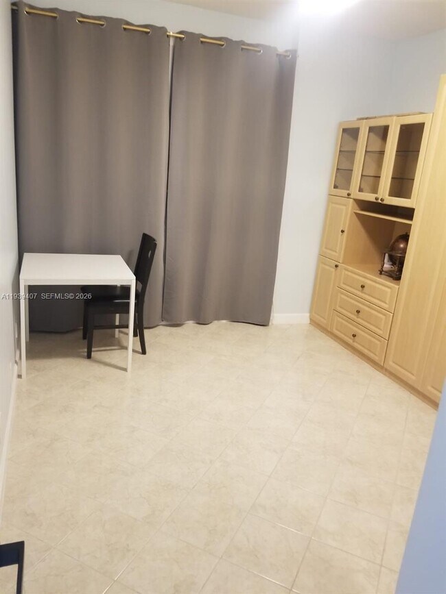 Building Photo - 2500 Parkview Dr