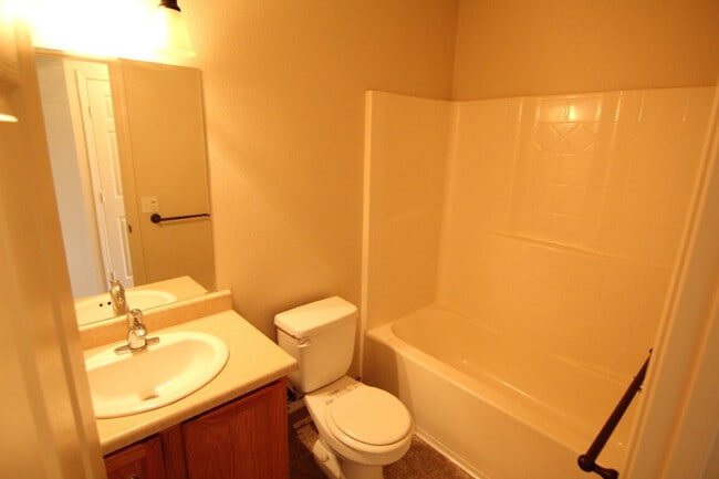 Building Photo - 3 Bedroom Home in Gated Lake California