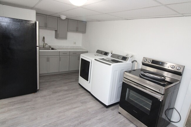 Building Photo - 546 Main St