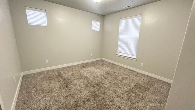 Building Photo - 3 Bedroom/2 Bathroom Condo in Lehi