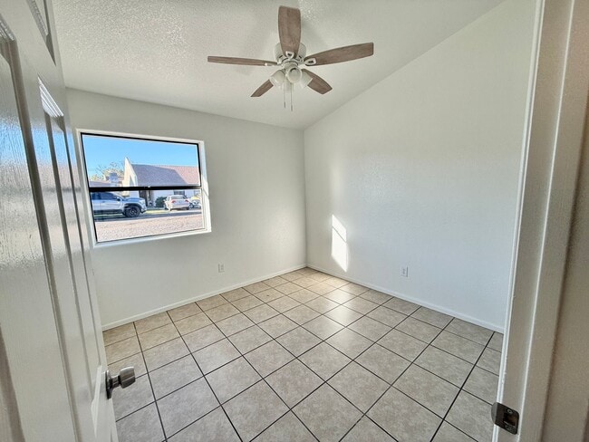 Building Photo - Centrally Located Townhouse