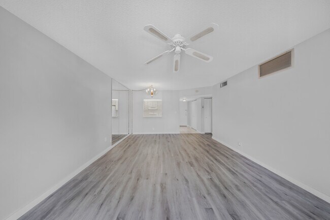 Building Photo - 257 S Cypress Rd