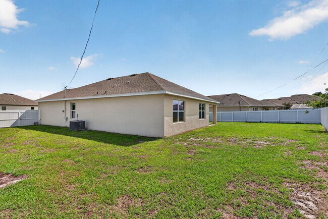 Building Photo - 393 SW Tarra Ave