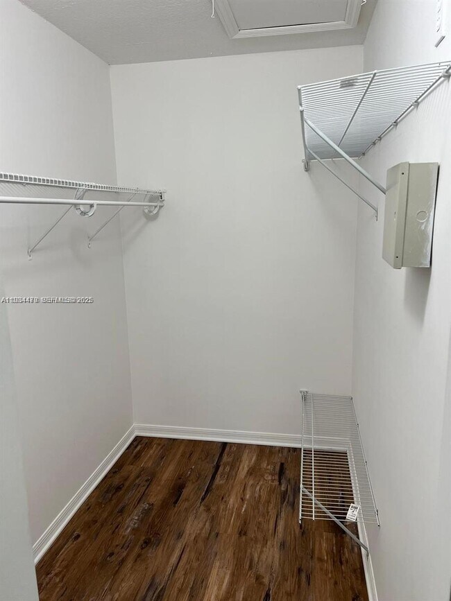 Building Photo - 2911 SE 13th Rd