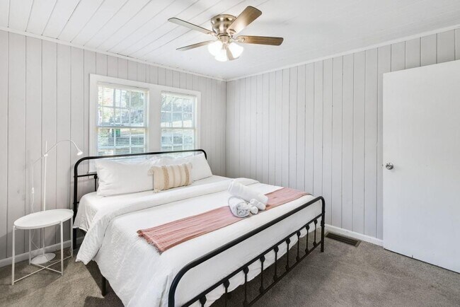 Building Photo - 250 Lake Dr