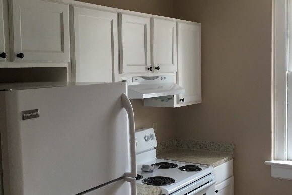 Full Kitchen - 2107 Sumter St