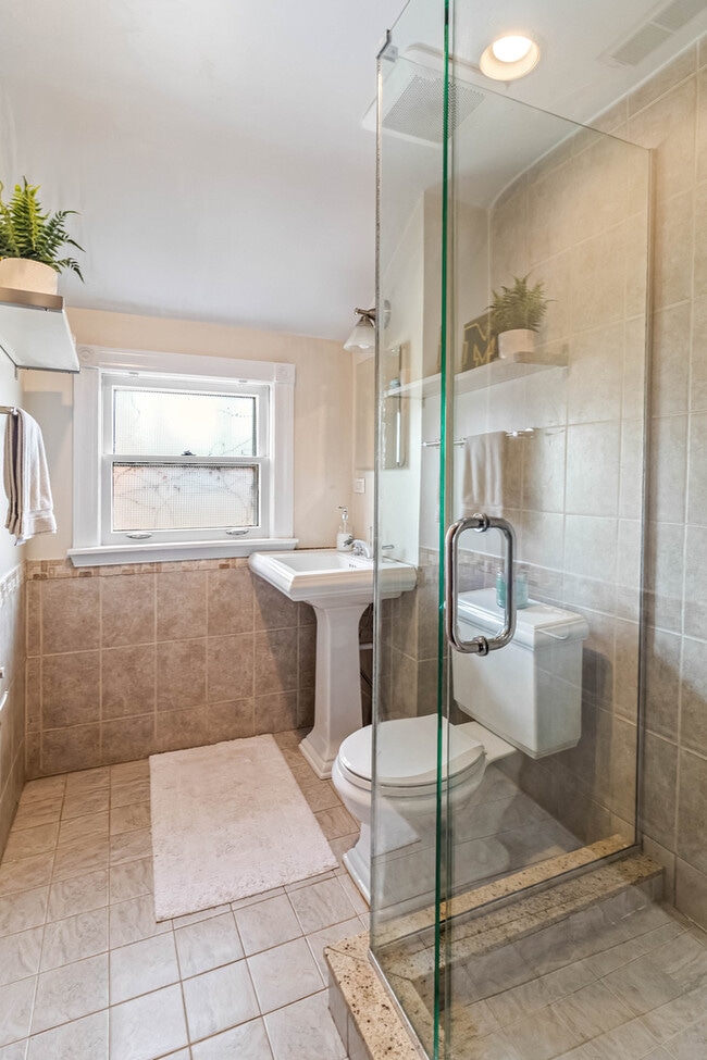 Building Photo - 1345 Lincoln Ave S