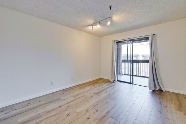 Building Photo - Beautifully Remodeled 3BR 2.5BA Townhouse in Great Community in Mountain View