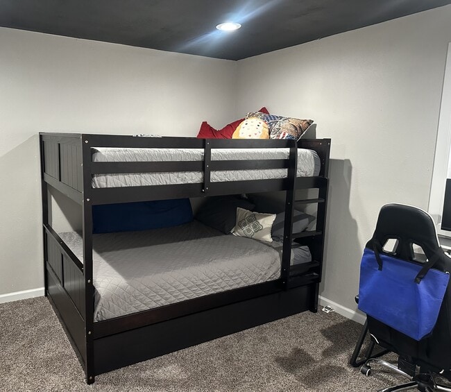 Building Photo - 600a Sara St