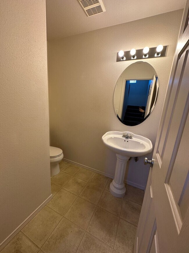 Building Photo - Spacious 2 bed/2.5 bath with bonus room townhome off Road 68