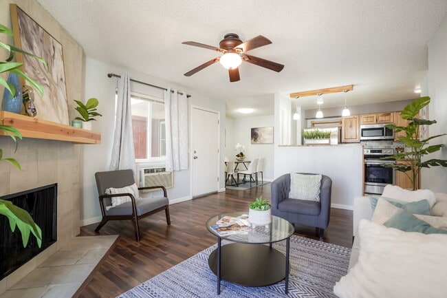 Building Photo - 2 Bedroom/2 Bathroom Condo - Aurora - Lowe...