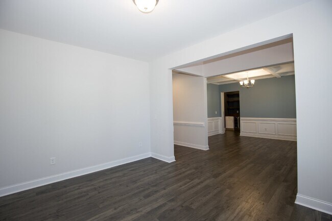 Building Photo - Charming 4 Bedroom Rental Home with Spacio...