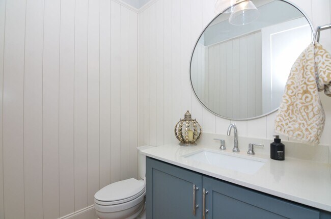 Building Photo - Fully Furnished in Downtown Franklin