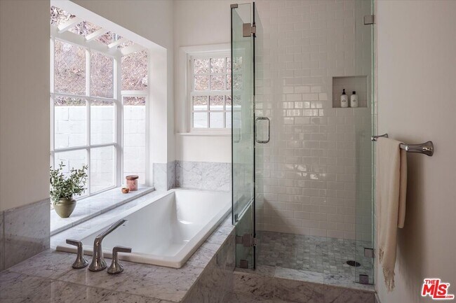 Building Photo - 5657 Valley Oak Dr