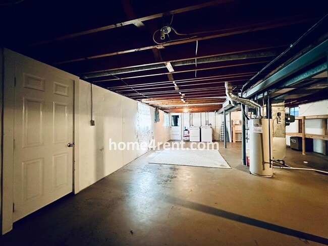Building Photo - Beautiful Hardwoods w Fenced-in Yard!