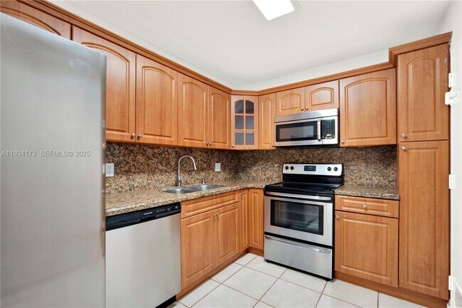 Building Photo - 400 Kings Point Dr