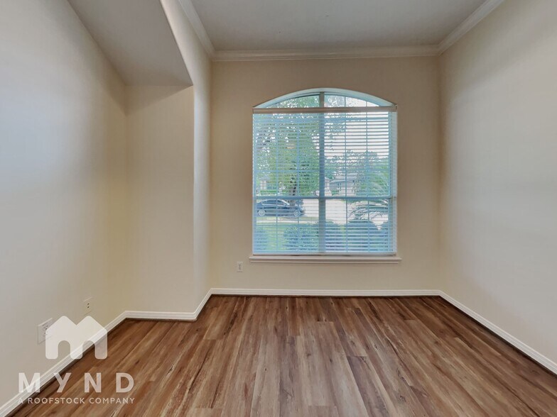 Building Photo - 1605 Garden Lakes Dr
