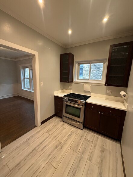 Building Photo - 534 W Brompton Ave