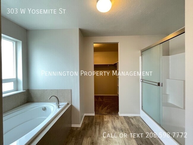 Building Photo - 303 W Yosemite St