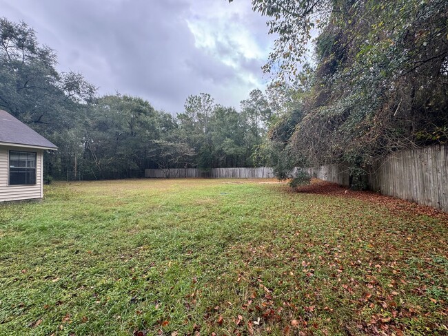 Building Photo - Gorgeous home with a Huge yard!!!