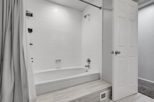 Building Photo - $3,000 - 3 Bed, 2.5 Bath Townhome with Fin...