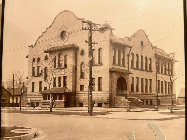 Building Photo - 108 W Byers Pl