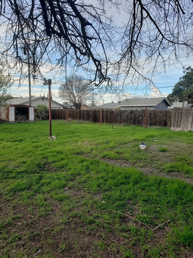 Building Photo - Charming Single Family Home
