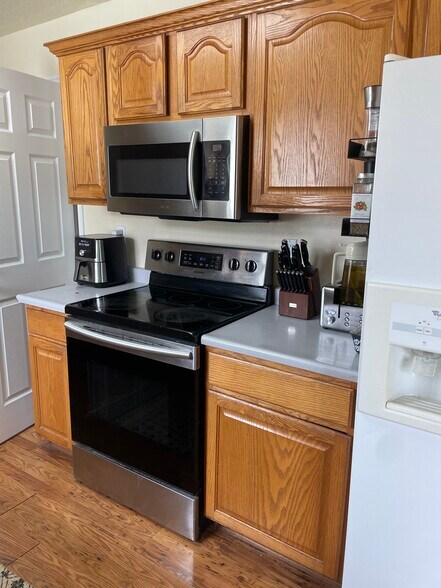 Kitchen - Stove and Fridge included - 305 W 100 N