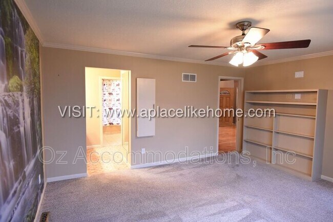 Building Photo - 1140 SW Huntington Rd