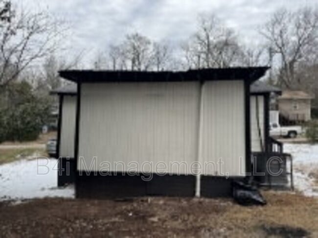 Building Photo - 211 Banks St