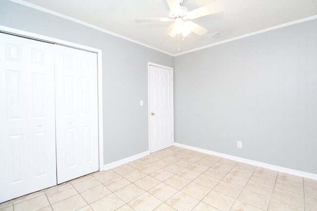 Building Photo - 2 bedroom, 1 bath unit located in the hear...