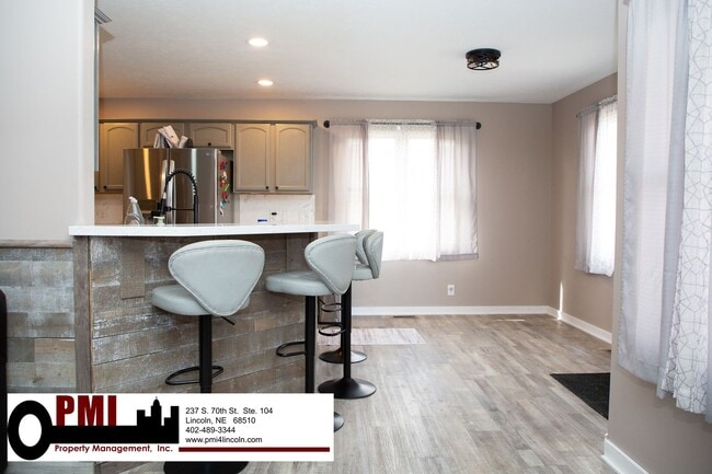 Building Photo - 4 Bedroom and 3 bathroom Fully Furnished